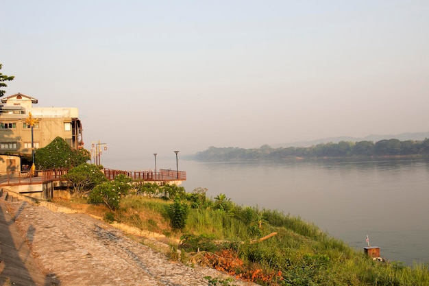 Paysage du soir du Mékong dans le district de Chiang Khan