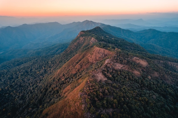 Paysage du soir, montagnes le soir en angle élevé