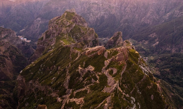 Paysage du sommet rugueux de la montagne rocheuse