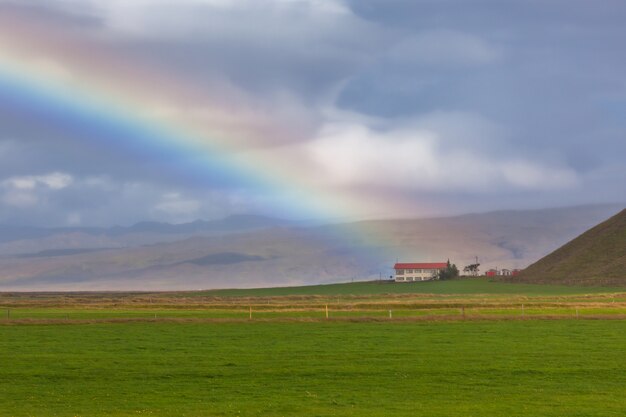 Paysage du sud de l'Islande avec arc-en-ciel