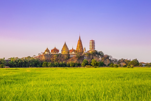 Paysage du temple Wat Tham Sua (temple de la grotte du tigre) en version Sunset avec rizières au jasmin