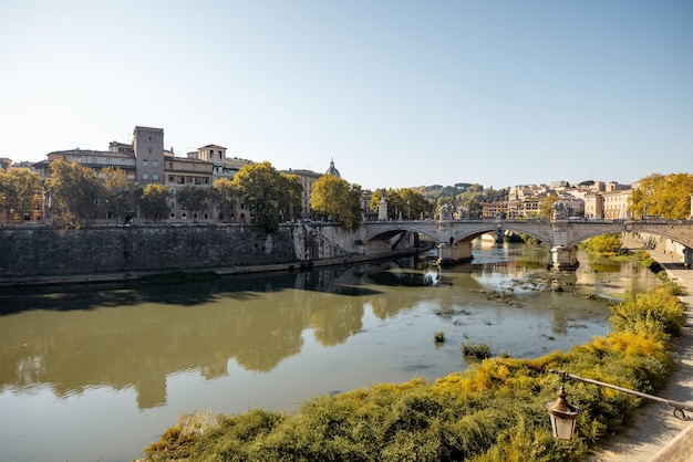 Paysage du Tibre à la journée d'automne ensoleillée à Rome