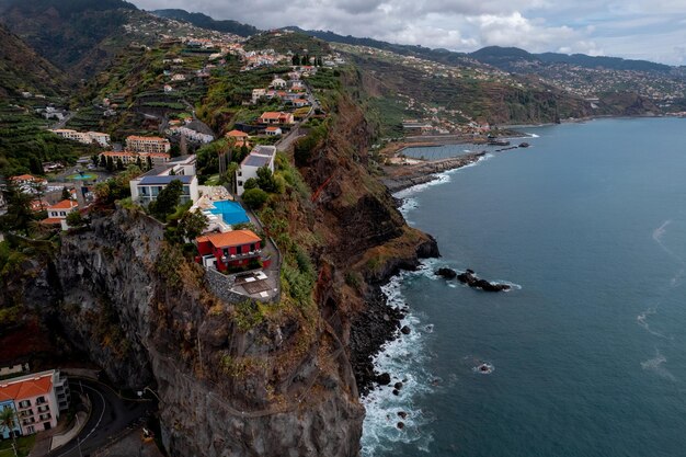 Paysage du village sur la falaise près de la mer