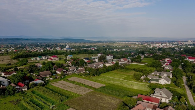 Paysage du village d'une vue de dessus de hauteur avec des champs verts et des maisons