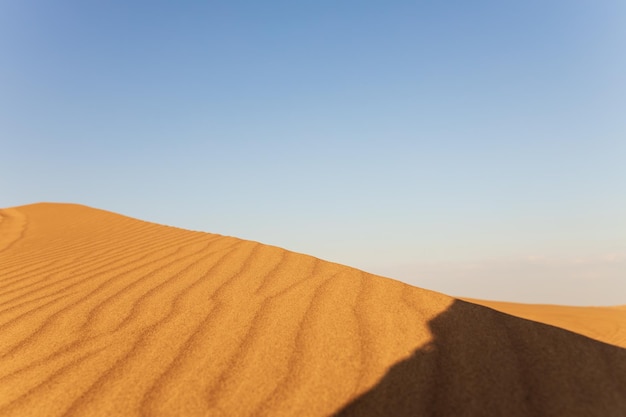 Un paysage de dunes dans le Rub al Khali ou le quartier vide au coucher du soleil doré et personne autour