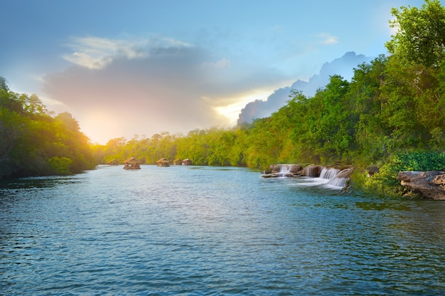 paysage d&#39;eau avec chute d&#39;eau