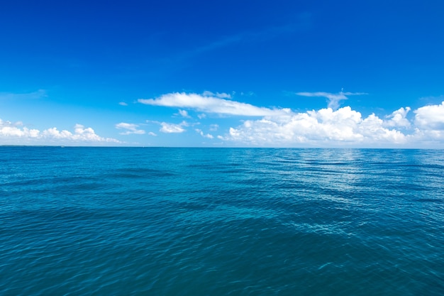 Paysage d'eau exotique avec des nuages à l'horizon.