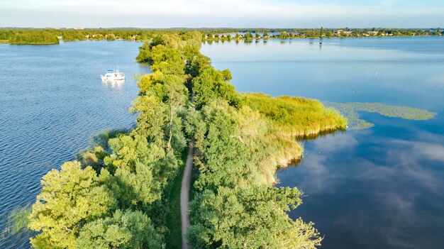 Un paysage d'eau et de verdure