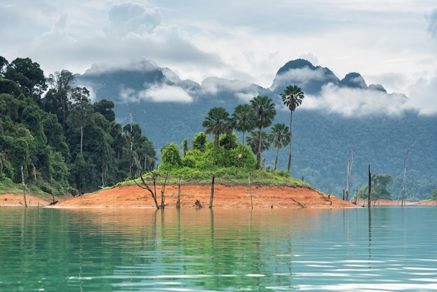 Photo paysage d'émeraude lac, forêt et mountai