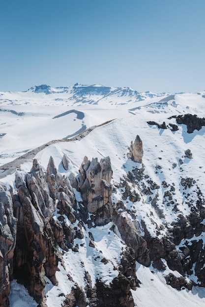 Paysage enneigé dans la chaîne de montagnes des Andes chiliennes. Paysage hivernal. Formations rocheuses