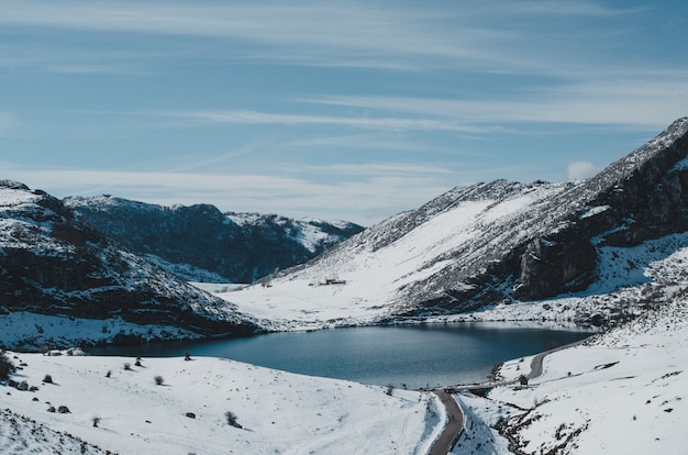 Paysage enneigé des lacs de Covadonga.