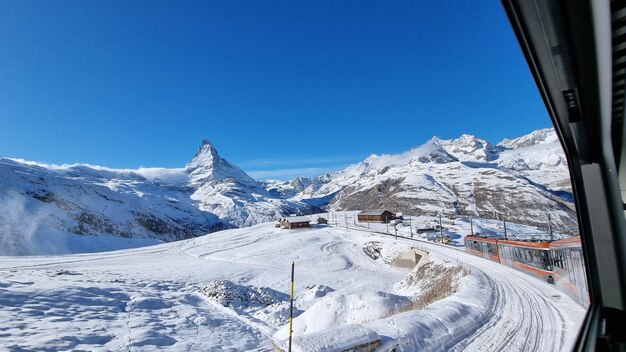 Un paysage enneigé avec une montagne en arrière-plan