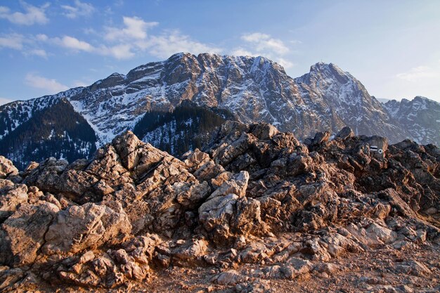 Paysage enneigé de montagne avec rocher