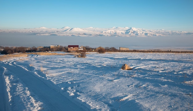 Paysage enneigé avec montagne