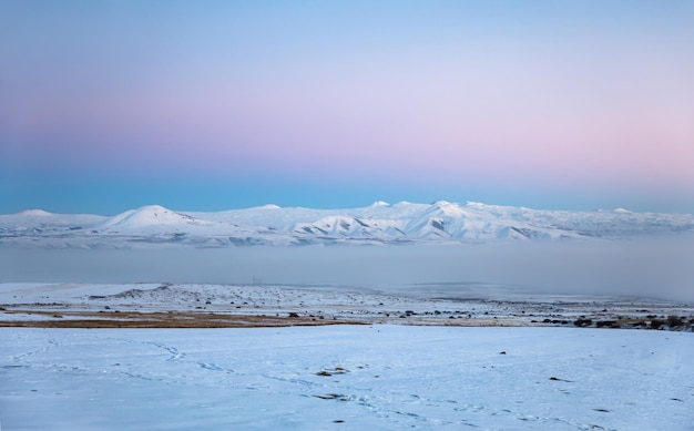 Paysage enneigé avec montagne