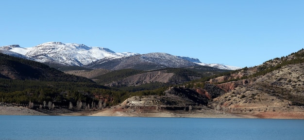 Paysage enneigé de montagnes et de lacs