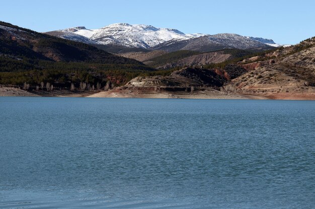 Paysage enneigé de montagnes et de lacs