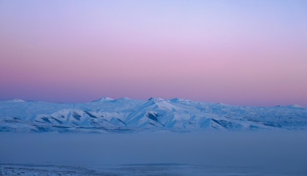 Paysage enneigé avec des montagnes