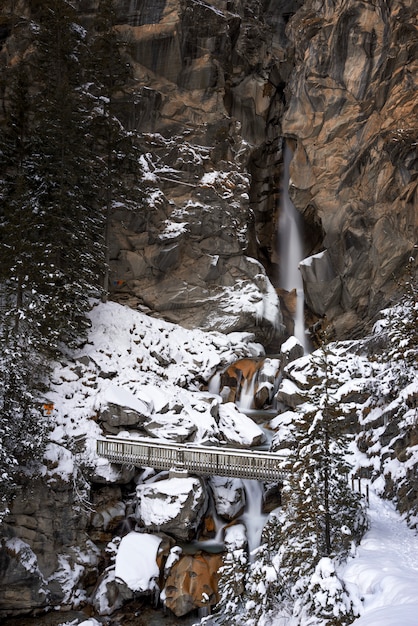 Paysage enneigé avec pont et cascade