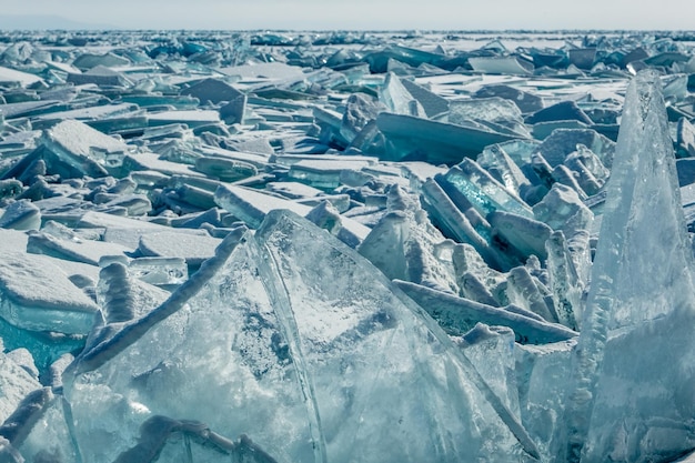 Photo paysage avec une énorme crête de hummocks de glace sur le lac baikal en russie