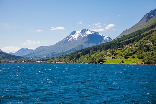 Paysage ensoleillé et beauté spectaculaire à Hjorundfjord, Norvège