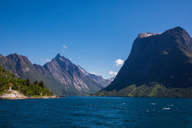 Paysage ensoleillé et beauté spectaculaire à Hjorundfjord, Norvège