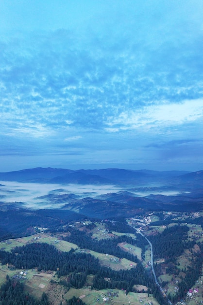 Paysage ensoleillé de montagne des Carpates