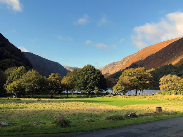 Paysage ensoleillé de la vallée de Glendalough dans les montagnes de Wicklow, Irlande. Fond naturel irlandais, lac