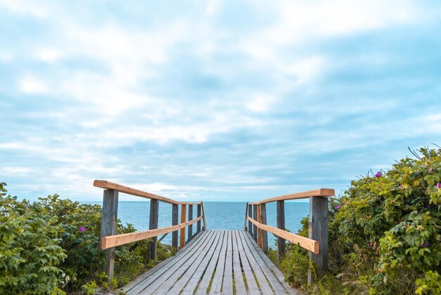 Paysage avec des escaliers en bois menant à la plage sur l'île de Sylt en mer du Nord en Allemagne