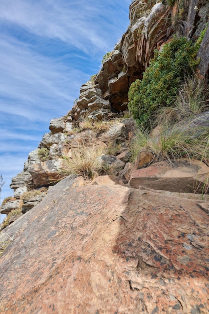Paysage escarpé de rochers sur une falaise avec des sentiers de randonnée à explorer sur Lions Head Cape Town Afrique du Sud