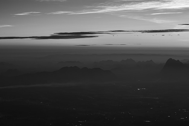 Le paysage est une montagne avec des images en noir et blanc de smog