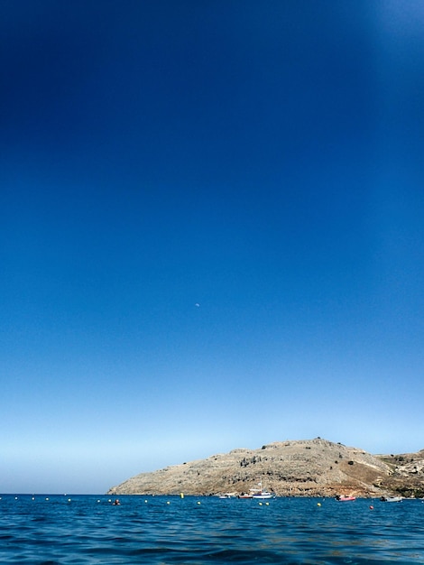 Paysage estival au bord de la mer sur l'île grecque de Rhodes