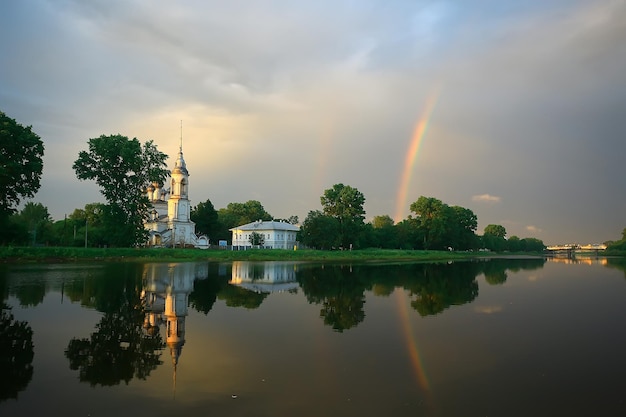 paysage d'été avec un arc-en-ciel