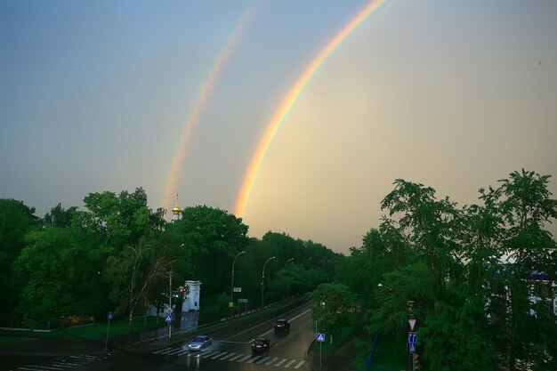 paysage d'été avec un arc-en-ciel