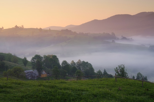 Paysage d'été à l'aube dans un village de montagne