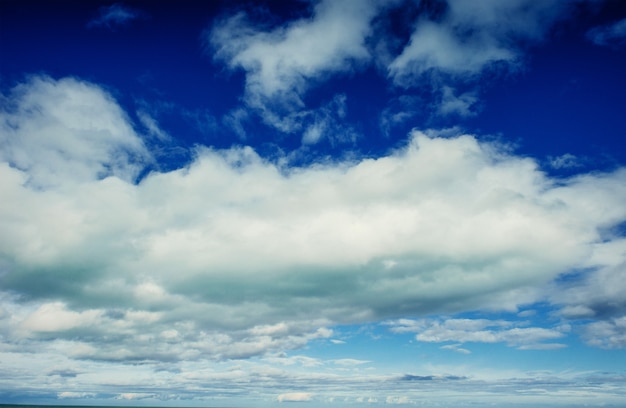 Paysage d'été beaux nuages de cumulus