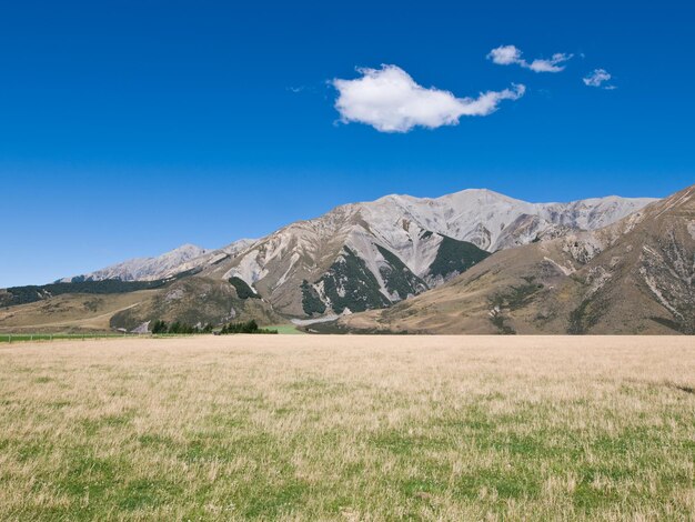 Photo paysage d'été ciel bleu et montagne de kaarst