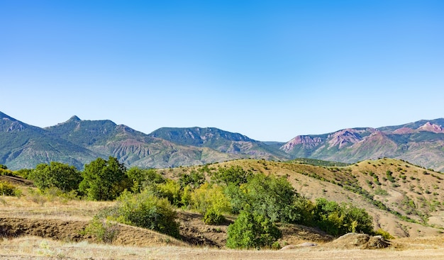 Paysage d'été avec collines et rochers