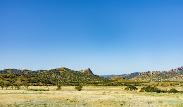 Paysage d'été avec collines et rochers