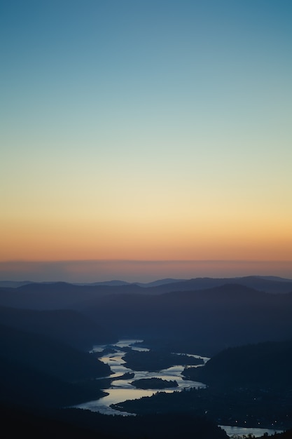 Paysage d'été coloré dans les montagnes de Sibérie. Le coucher du soleil