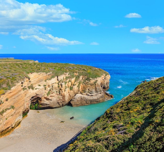 Paysage d'été de la côte cantabrique en fleurs Plage des cathédrales Lugo Galice Espagne Ciel bleu avec quelques nuages