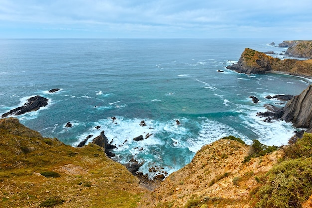 Photo paysage d'été de la côte rocheuse de l'océan atlantique (près de la plage d'arrifana, algarve, portugal).