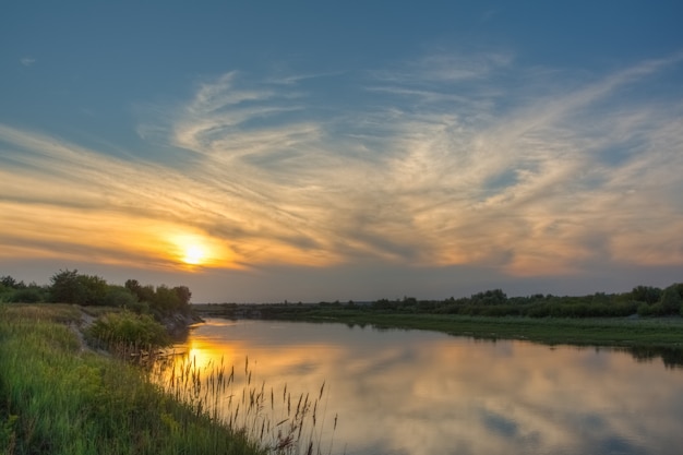 Paysage d&#39;été avec coucher de soleil et rivière en plein air