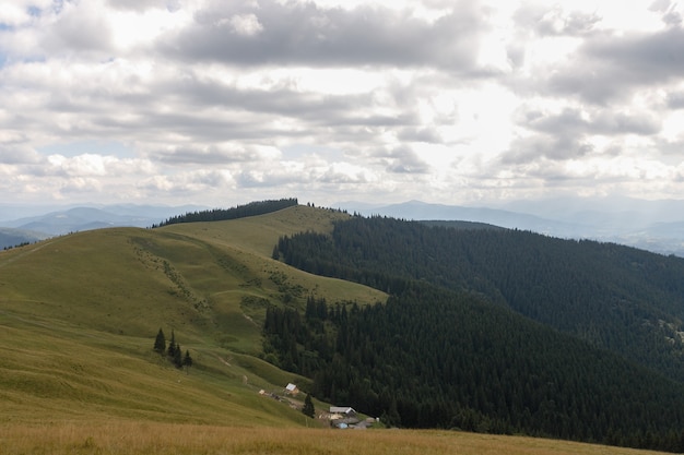 Paysage d'été dans les montagnes et le ciel bleu foncé avec des nuages.