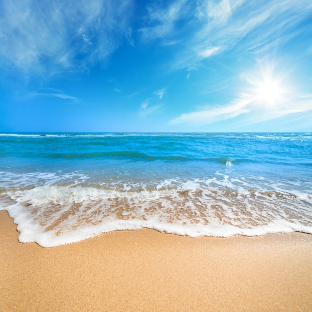 Photo paysage d'été détendez-vous sur la plage paradisiaque de la mer bleue et du sable propre avec espace de copie