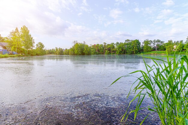 paysage d'été lever de soleil sur le lac. reflet dans l'eau du lac.