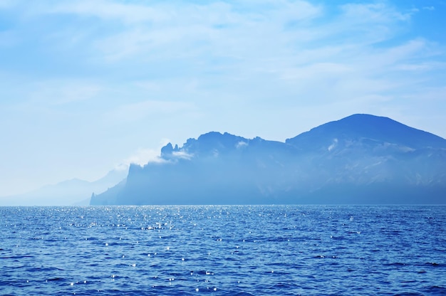 Paysage d'été avec mer et chaîne de montagnes