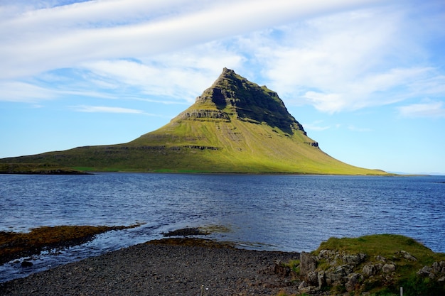 Paysage d'été de la montagne Kirkjufell en Islande.