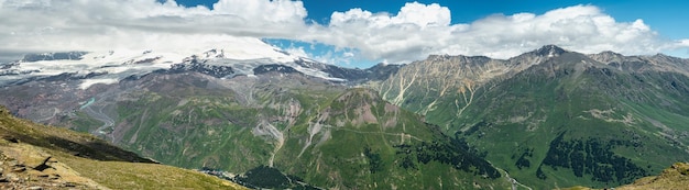 Paysage d'été de montagne panoramique Paysage de montagne d'été Beau paysage avec de hautes montagnes ciel bleu avec des nuages blancs Scène étonnante avec des montagnes