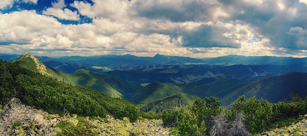 Paysage d'été des montagnes des Carpates avec des nuages spectaculaires et des pierres moussues Vue panoramique